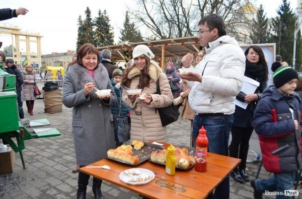 Лучани їли куліш, щоб допомогти волинським військовим. ФОТО