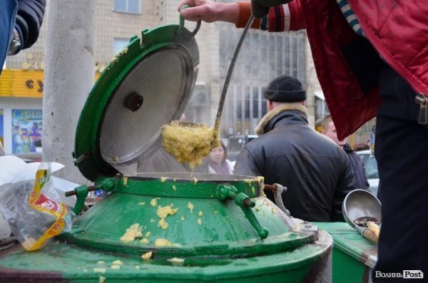 Лучани їли куліш, щоб допомогти волинським військовим. ФОТО