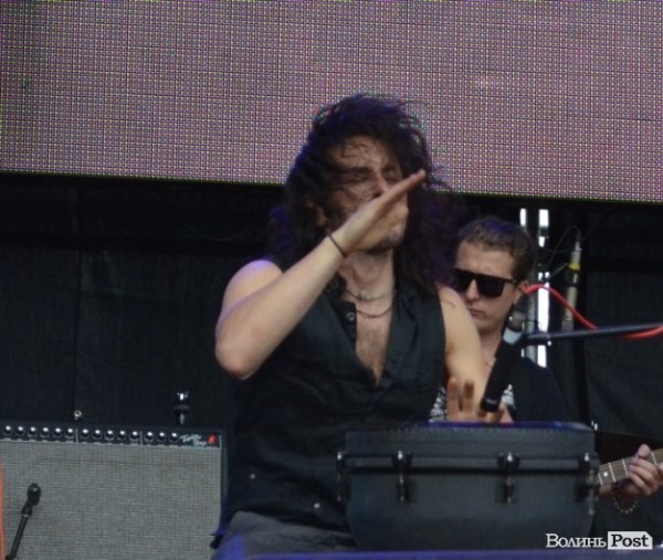 Експресивний барабанщик гурту Atmosfera