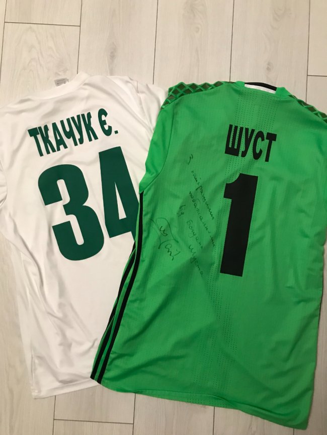 Зінченко, Модрич, Магвайр: лучанин колекціонує футболки відомих футболістів. ФОТО