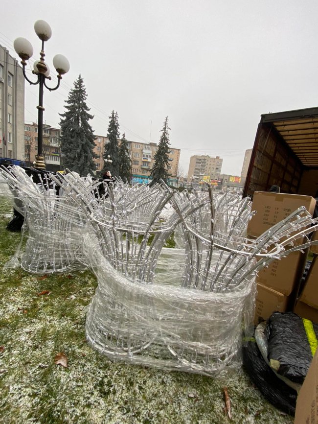 У Ковелі встановлюють головну ялинку міста. ФОТО