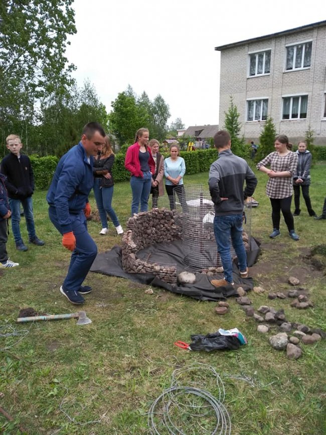На подвір'ї школи на Волині створили креативні клумби. ФОТО