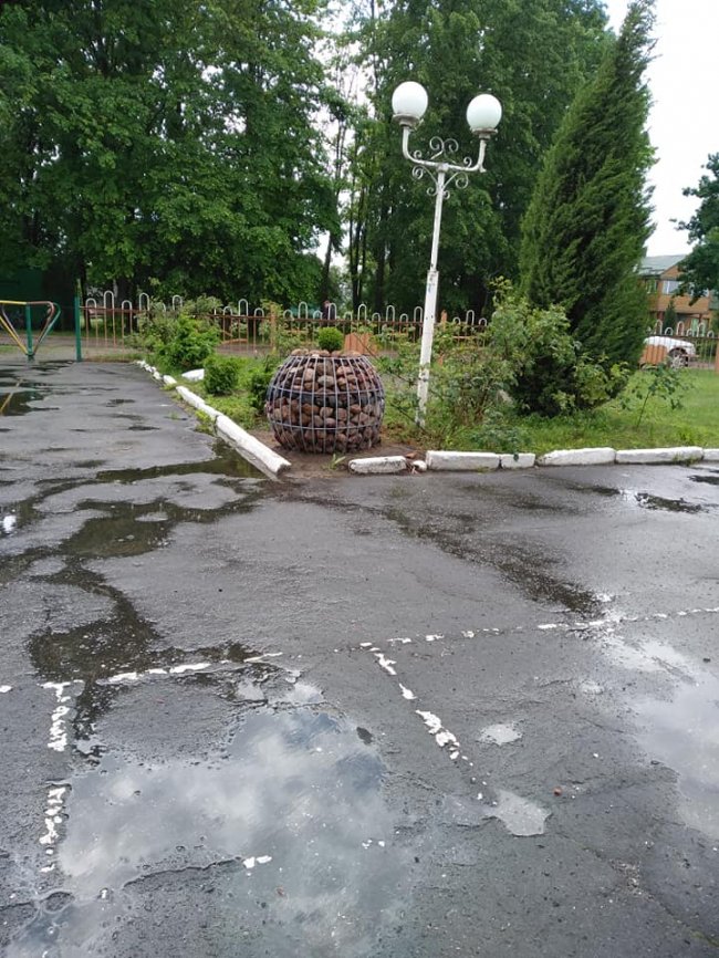 На подвір'ї школи на Волині створили креативні клумби. ФОТО