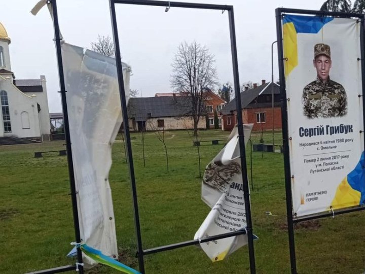 На Волині шквальний вітер та град пошкодили світлини на Алеї Героїв