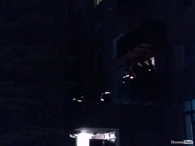 У Луцьку жінка випала з 8-го поверху і впала на дашок під'їзду