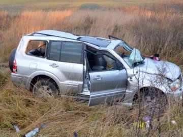 На Волині на швидкості перевернулося авто: водійка опинилася у лікарні. ФОТО