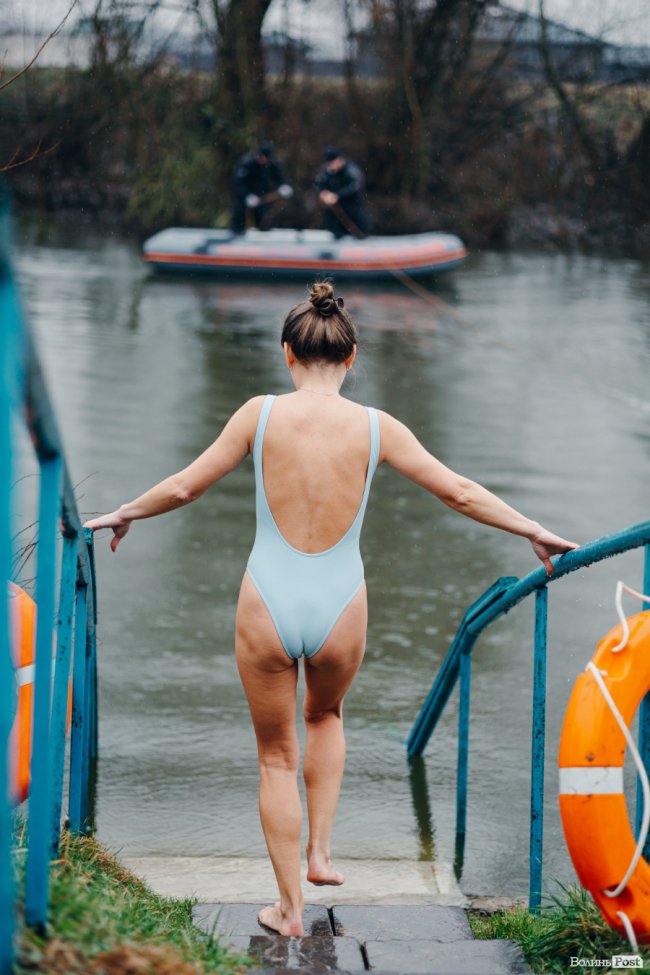 Водохреще у Луцьку: освячення води в річці Стир та занурення лучан. ФОТОРЕПОРТАЖ
