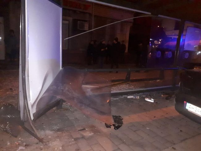 Авто влетіло у зупинку: постраждала дитина