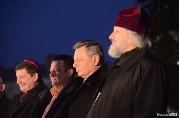 У Луцьку запалили новорічну ялинку. ФОТО