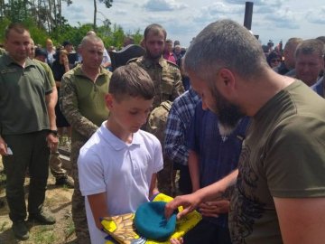 Без батька залишився 12-річний син: на Волині поховали Героя Володимира Вавелюка