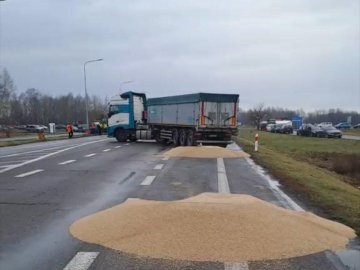 Польські фермери-протестувальники висипали українське зерно з фур на дорогу: реакція соцмереж