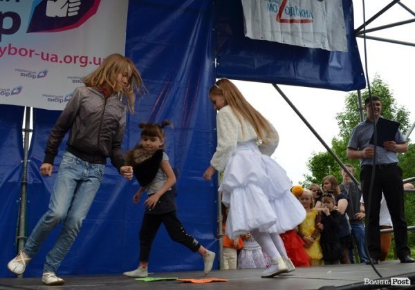 «Проспект розваг» у Луцьку відбувся попри дощову погоду. ФОТО