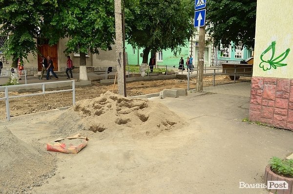 У центрі Луцька розрили вулицю. ФОТО