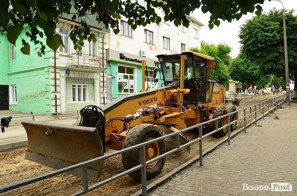 У центрі Луцька розрили вулицю. ФОТО