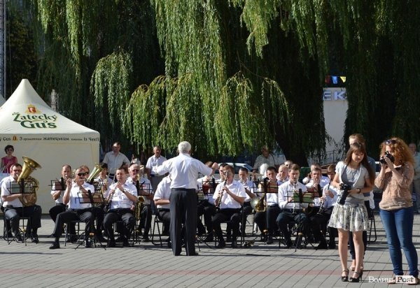 Мер Луцька у День міста заговорив сімома мовами. ФОТО