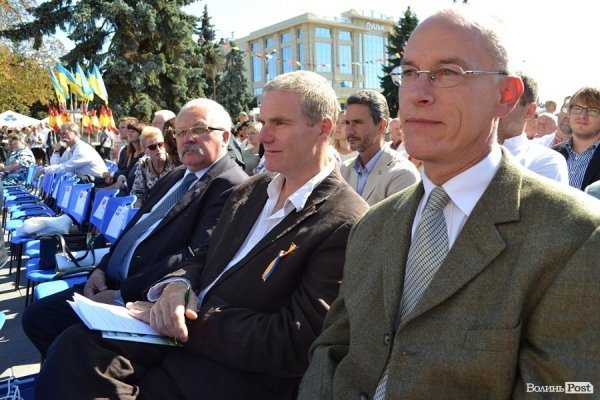 Мер Луцька у День міста заговорив сімома мовами. ФОТО