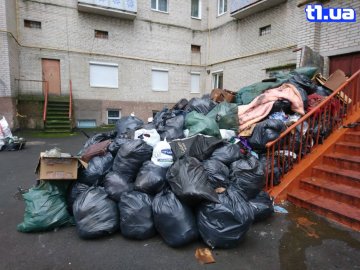 У Луцьку люди самотужки вигребли гори мотлоху зі згорілої квартири. ФОТО