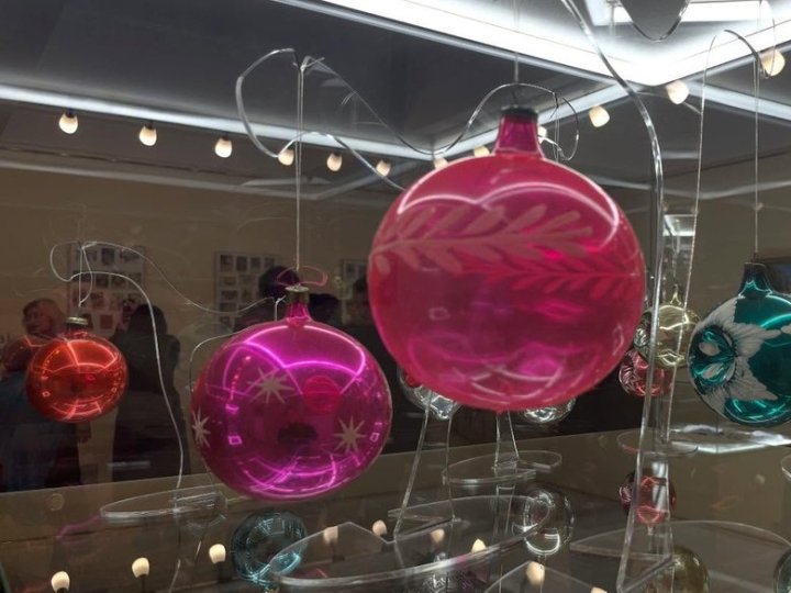 У Луцьку відкрили виставку ялинкових іграшок 20-21 століття