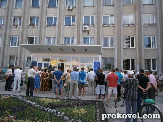 У Ковелі люди протестують через звільнення журналіста.ФОТО