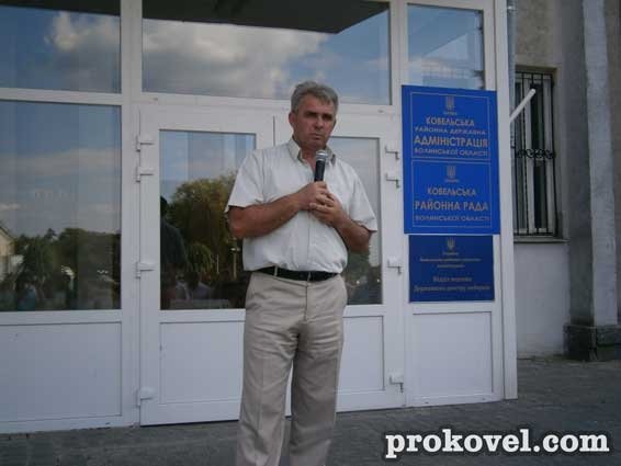 У Ковелі люди протестують через звільнення журналіста.ФОТО