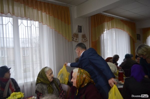 Неповносправним лучанам вручили продуктові набори. ФОТО