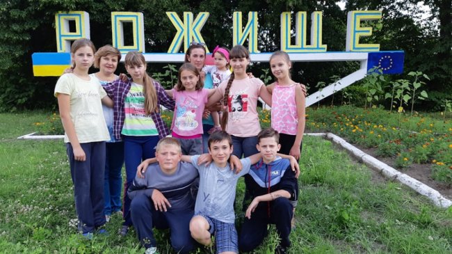 Добра справа на канікулах: у місті на Волині діти прибрали територію біля в'їзного знака