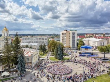 На Театральному майдані Луцька й далі «гудітимуть» концерти