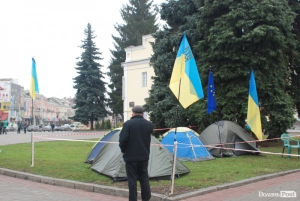 Євромайдан у Луцьку: день другий. ФОТО. ВІДЕО 