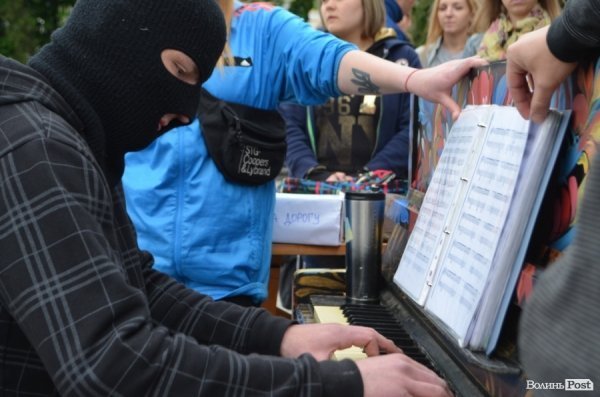 «Піаніст-екстреміст» грав у цертрі Луцька на революційному піаніно. ФОТО. ВІДЕО