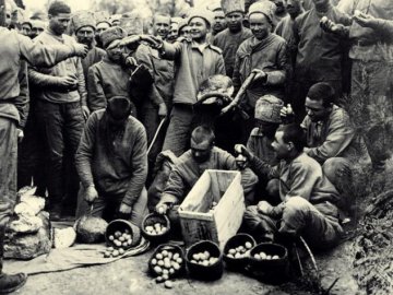 Солдатський Великдень біля Луцька в 1917 році. ФОТО