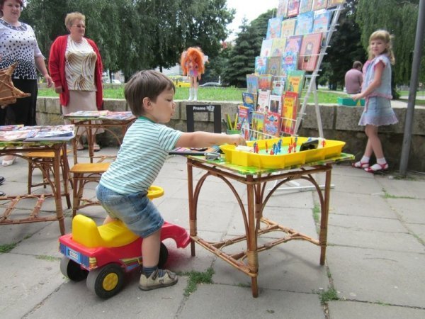 У Луцьку запрацювала «бібліотека під відкритим небом». ФОТО