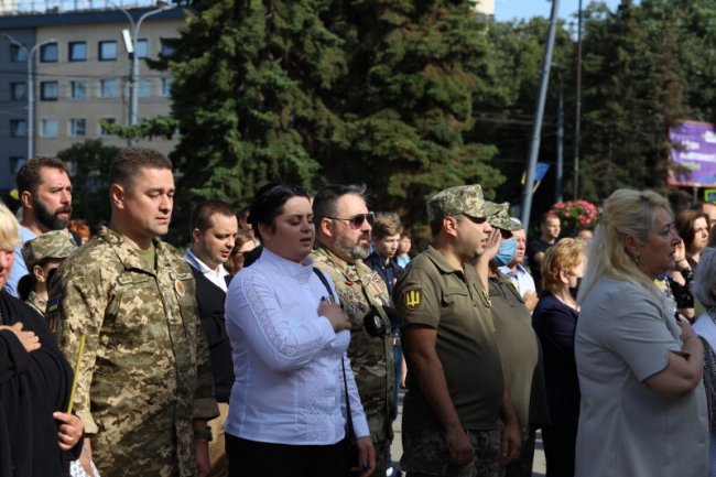 Із соняшниками в руках та зі сльозами на очах: як лучани вшанували пам’ять загиблих в АТО/ООС захисників України. ФОТО 