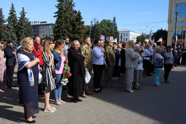 Із соняшниками в руках та зі сльозами на очах: як лучани вшанували пам’ять загиблих в АТО/ООС захисників України. ФОТО 