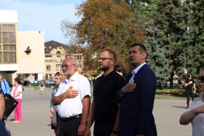 Із соняшниками в руках та зі сльозами на очах: як лучани вшанували пам’ять загиблих в АТО/ООС захисників України. ФОТО 