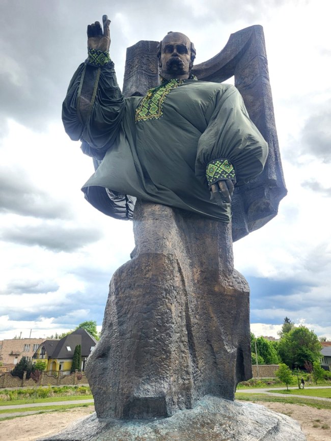 Пам’ятник Шевченку на Волині вдягли у велетенську вишиванку