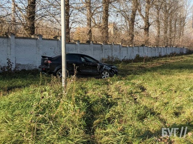 У Володимирі сталася ДТП: одну автівку знесло в кювет. ФОТО
