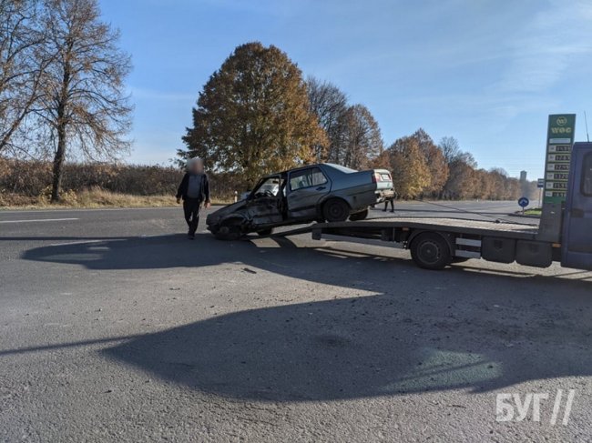 У Володимирі сталася ДТП: одну автівку знесло в кювет. ФОТО