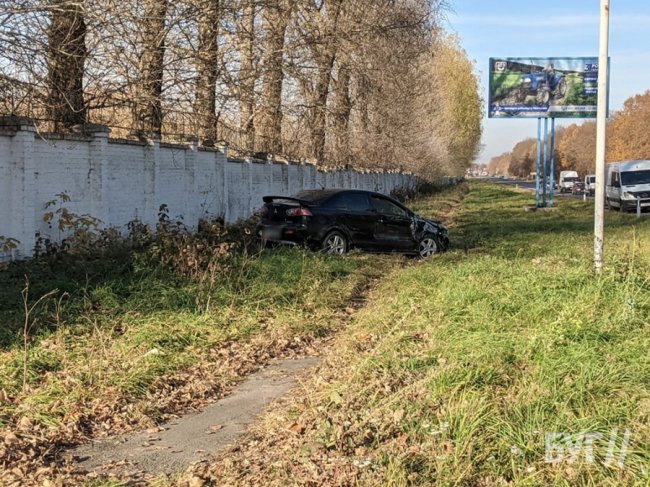 У Володимирі сталася ДТП: одну автівку знесло в кювет. ФОТО
