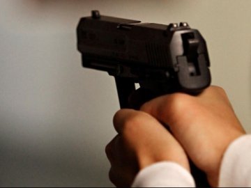 У Києві чоловік влаштував стрілянину в тролейбусі: є поранені