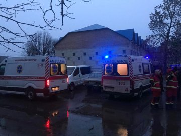 У Луцьку вогнеборці врятували з пожежі матір з немовлям. ФОТО