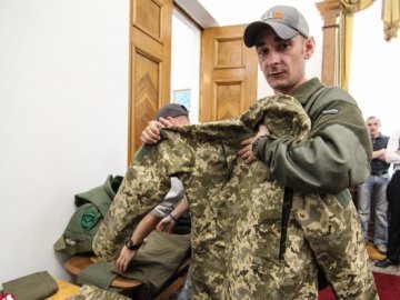 Нові зразки одягу і продовольчого пайка для військовослужбовців. ФОТО