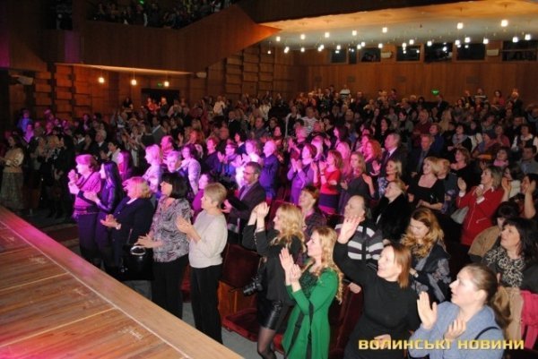 Екс-губернатор Клімчук пообіцяв ходити на всі концерти в драмтеатрі. ФОТО