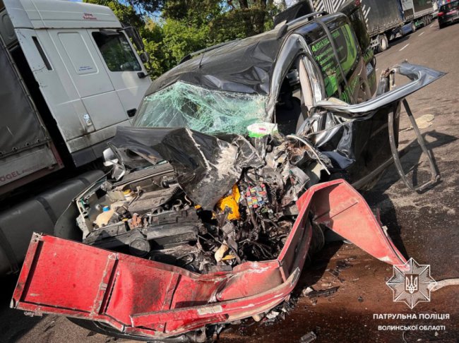 У Луцькому районі водій виїхав на зустрічну і зіткнувся з двома авто. ФОТО