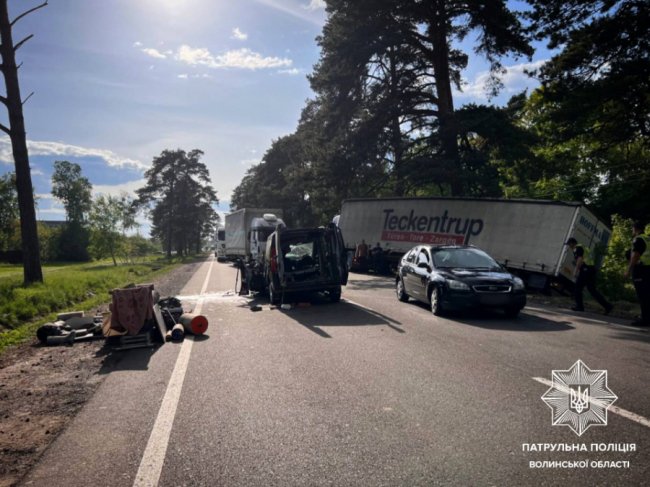 У Луцькому районі водій виїхав на зустрічну і зіткнувся з двома авто. ФОТО