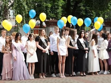 Останній шкільний вальс та сльози щастя: у луцькому ліцеї відсвяткували закінчення навчання. ВІДЕО
