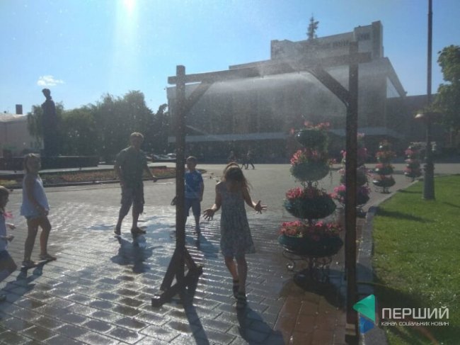 Порятунок від спеки: у  Луцьку встановили вуличні душі. ФОТО 