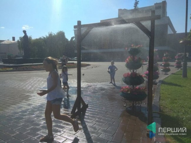 Порятунок від спеки: у  Луцьку встановили вуличні душі. ФОТО 