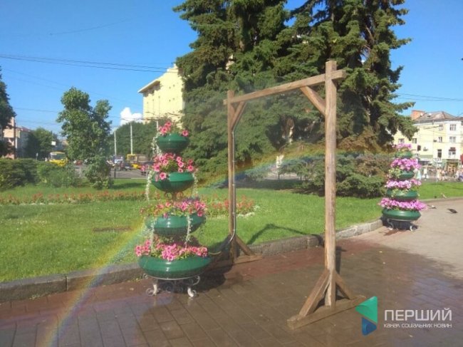 Порятунок від спеки: у  Луцьку встановили вуличні душі. ФОТО 