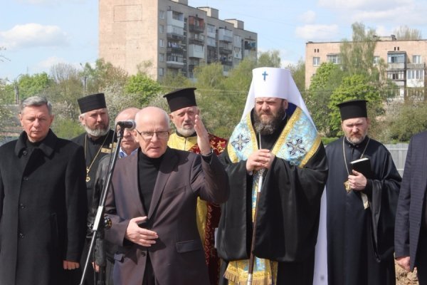 У Луцьку заклали капсулу під будівництво житла для сімей загиблих бійців АТО. ФОТО