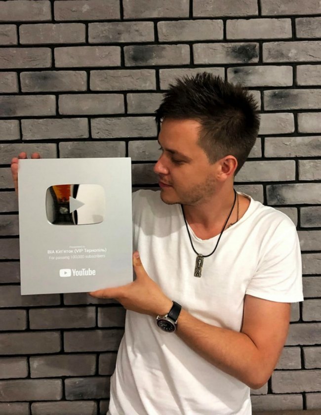 Відомий волинський співак отримав срібну кнопку YouTube